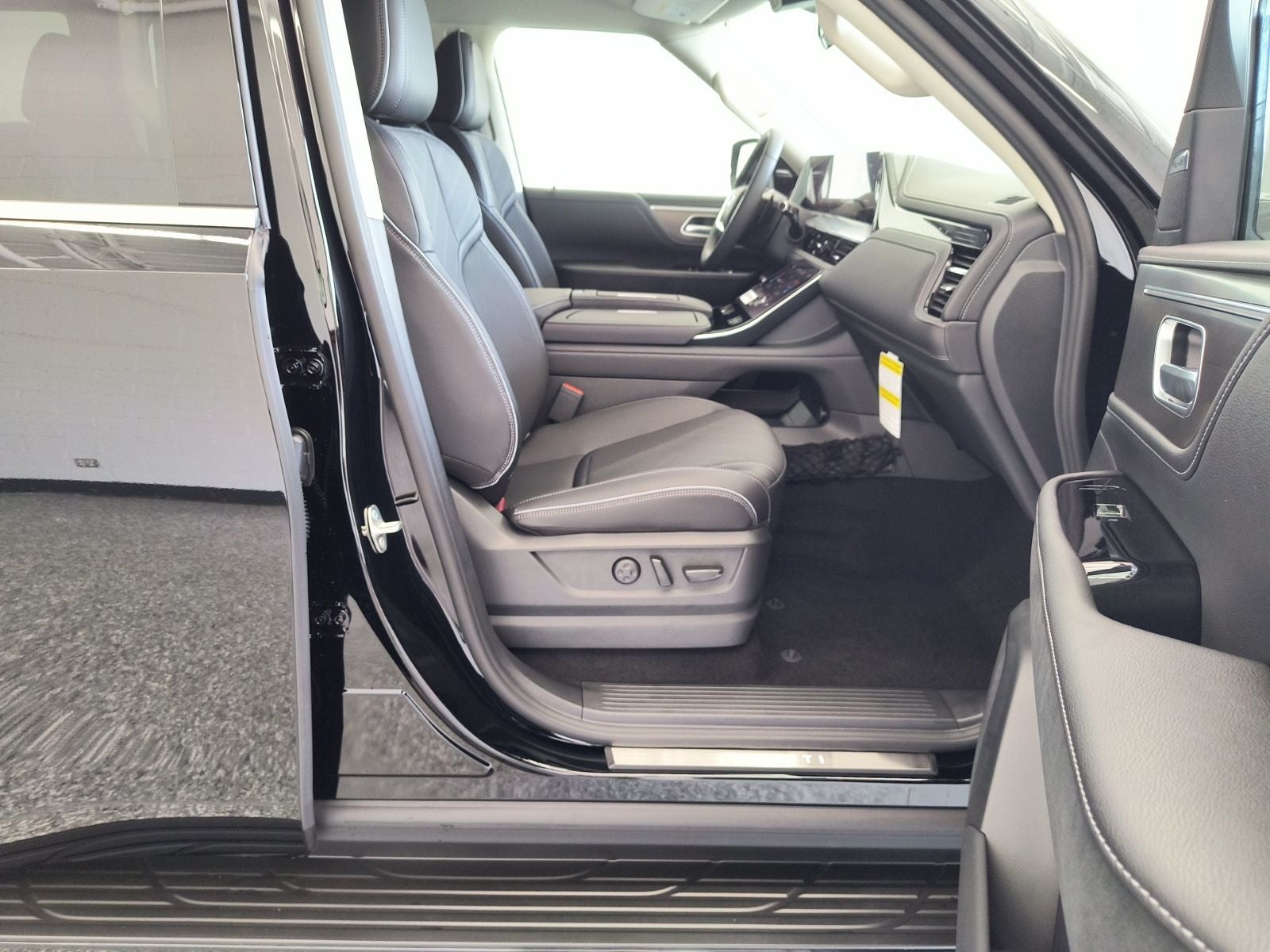 2027 INFINITI QX80 LUXE
