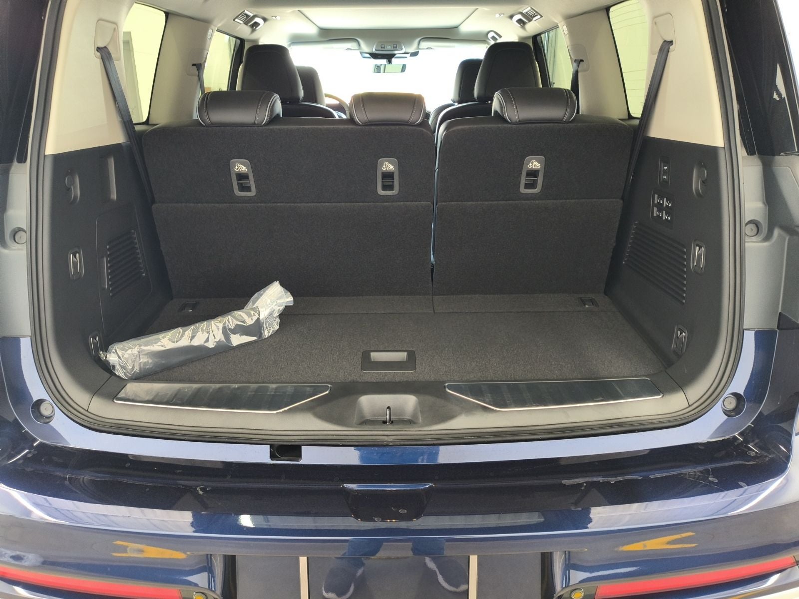 2025 INFINITI QX80 LUXE