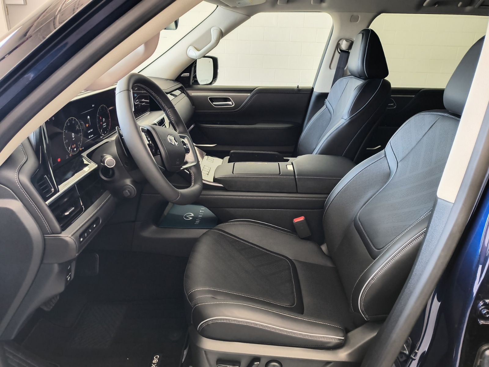 2025 INFINITI QX80 LUXE