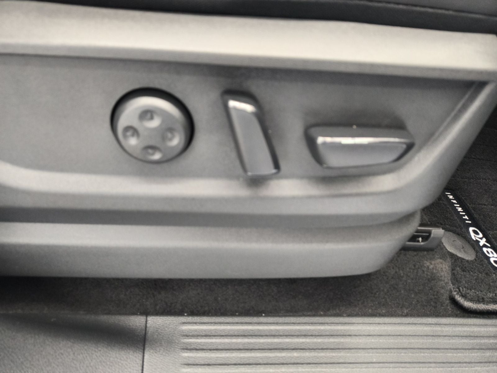 2025 INFINITI QX80 LUXE