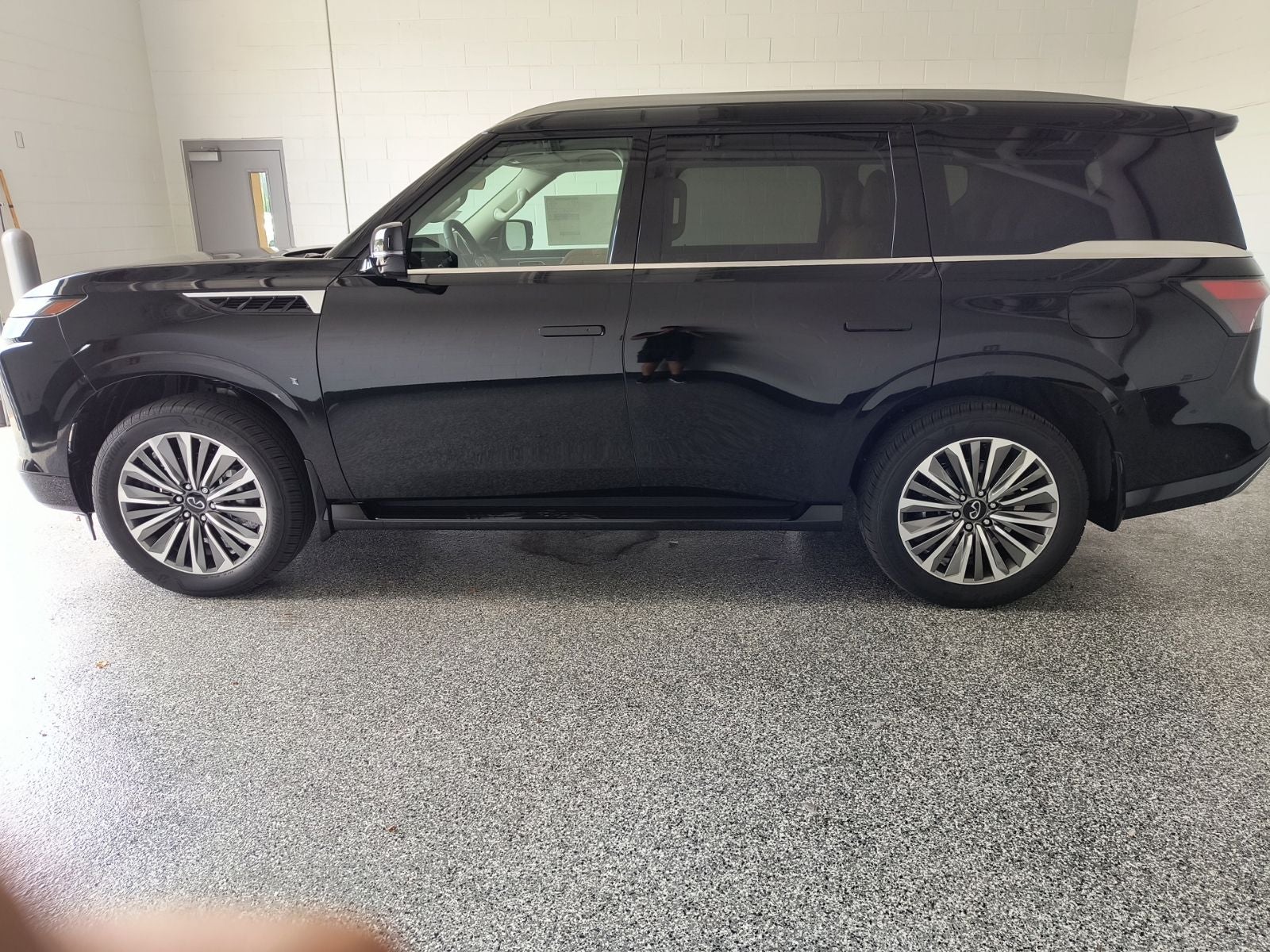 2027 INFINITI QX80 LUXE