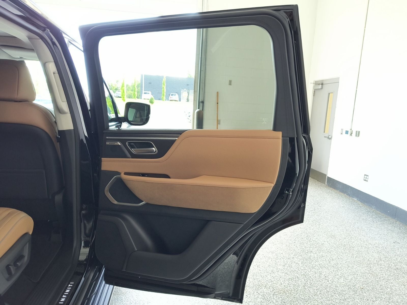 2027 INFINITI QX80 LUXE