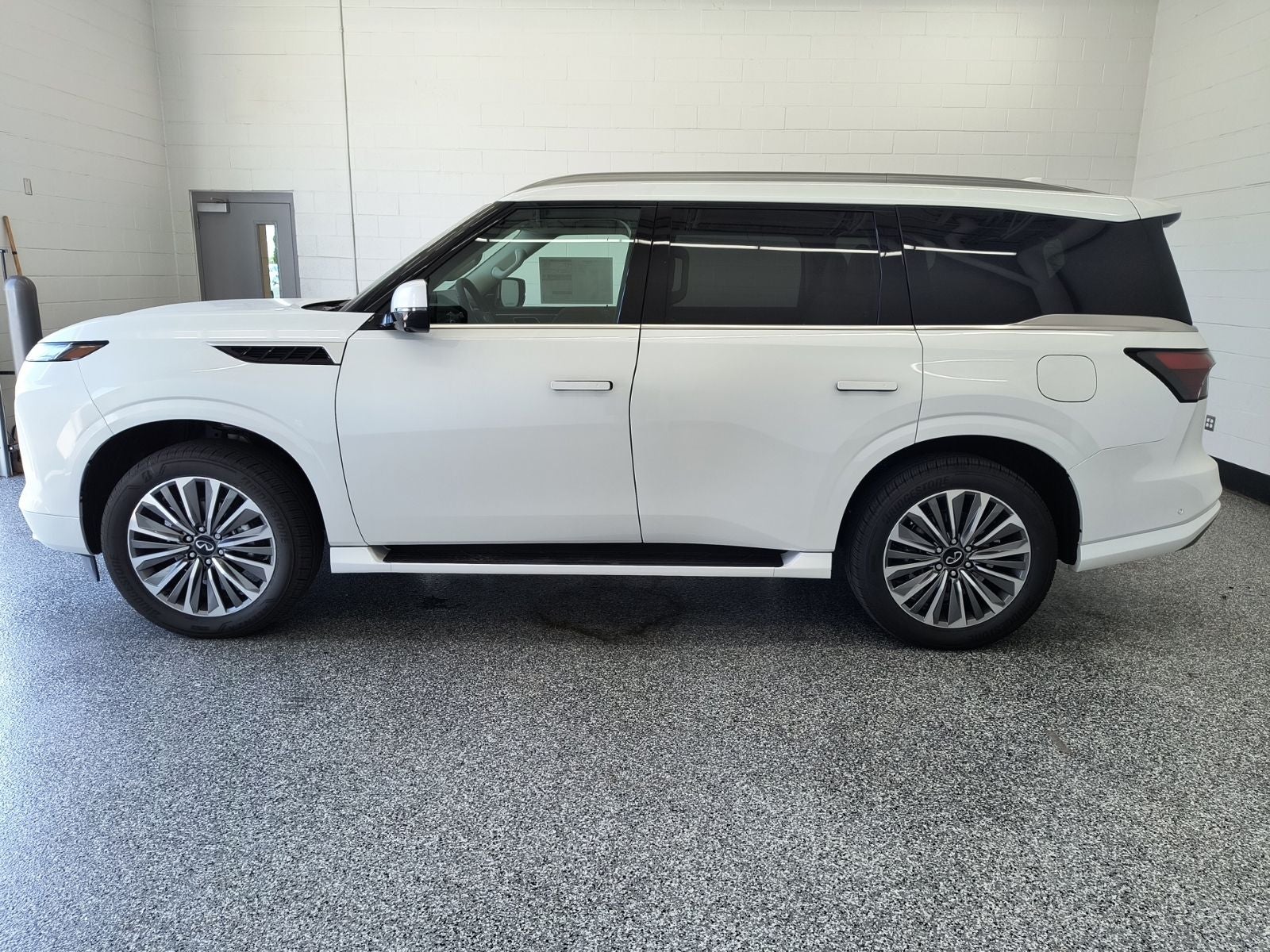 2027 INFINITI QX80 LUXE