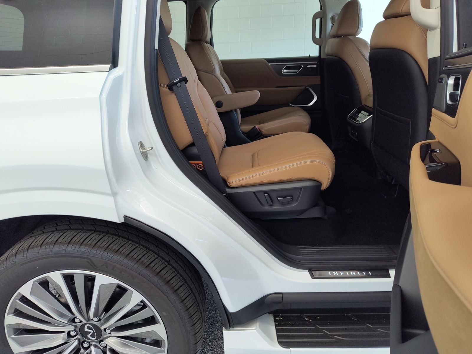 2027 INFINITI QX80 LUXE
