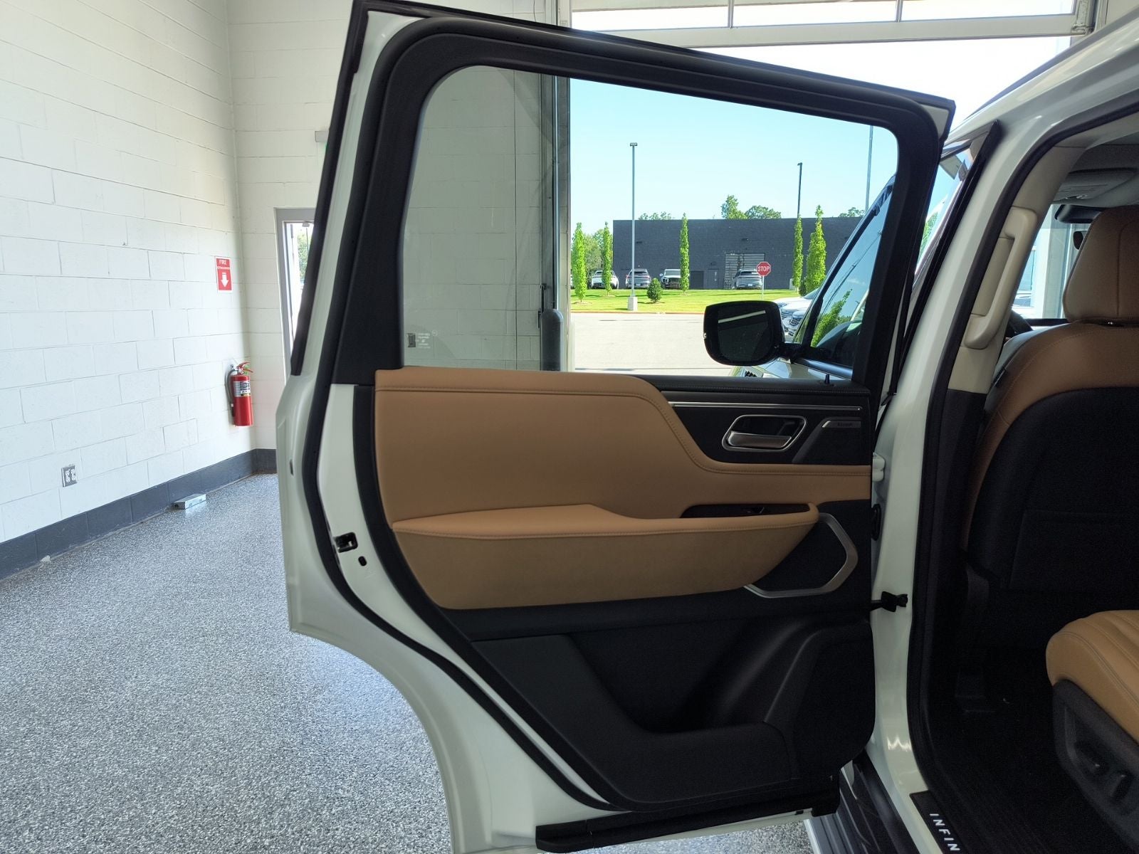 2027 INFINITI QX80 LUXE