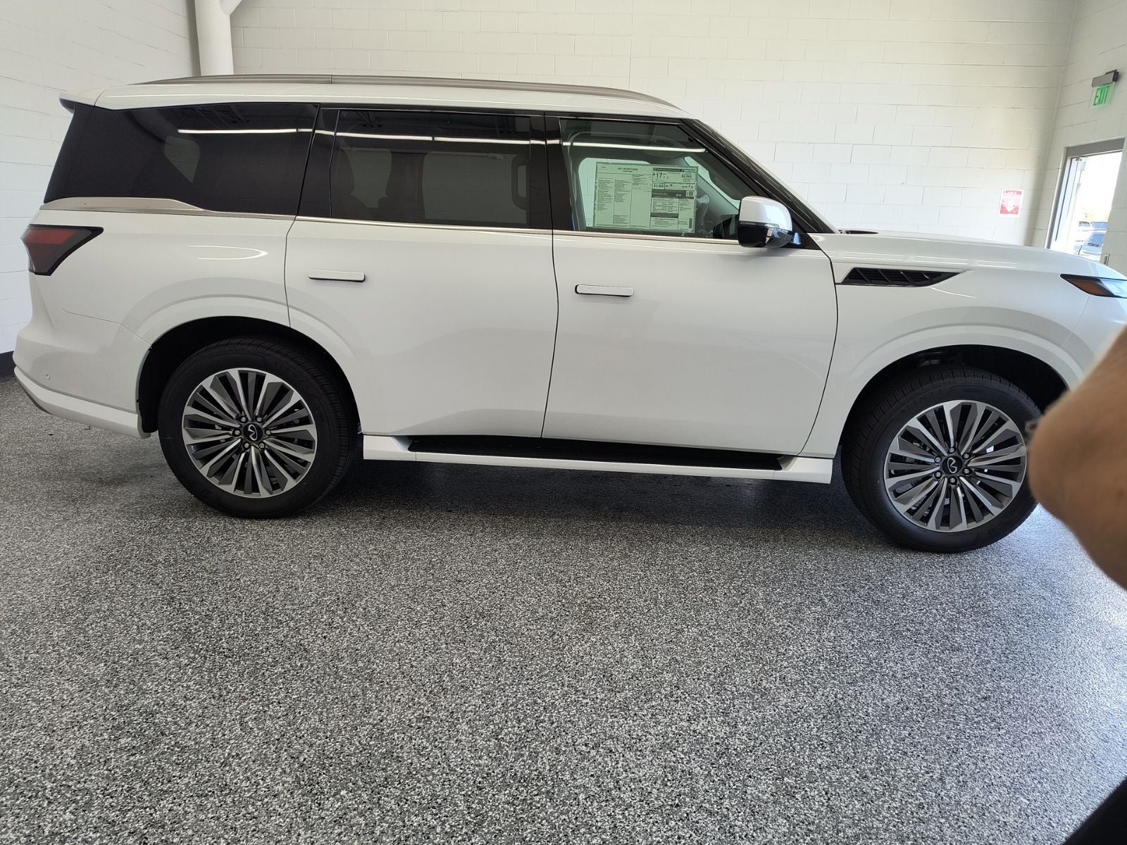 2027 INFINITI QX80 LUXE
