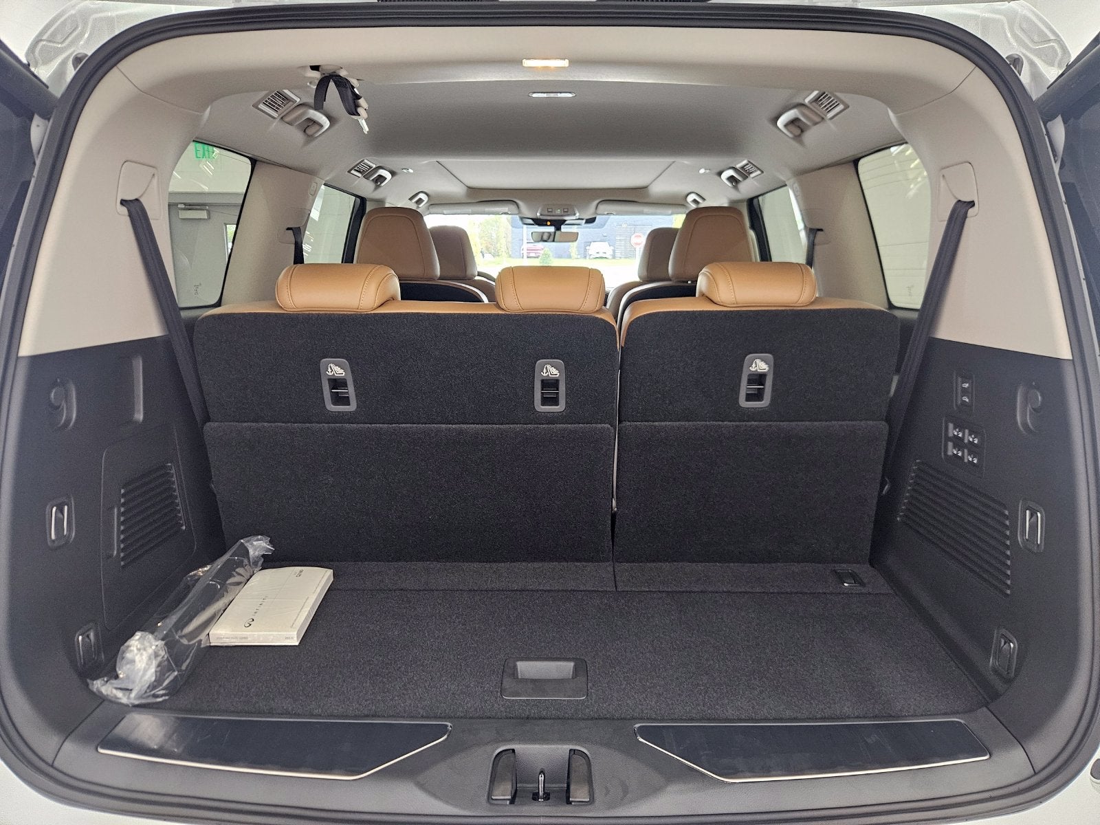 2027 INFINITI QX80 LUXE