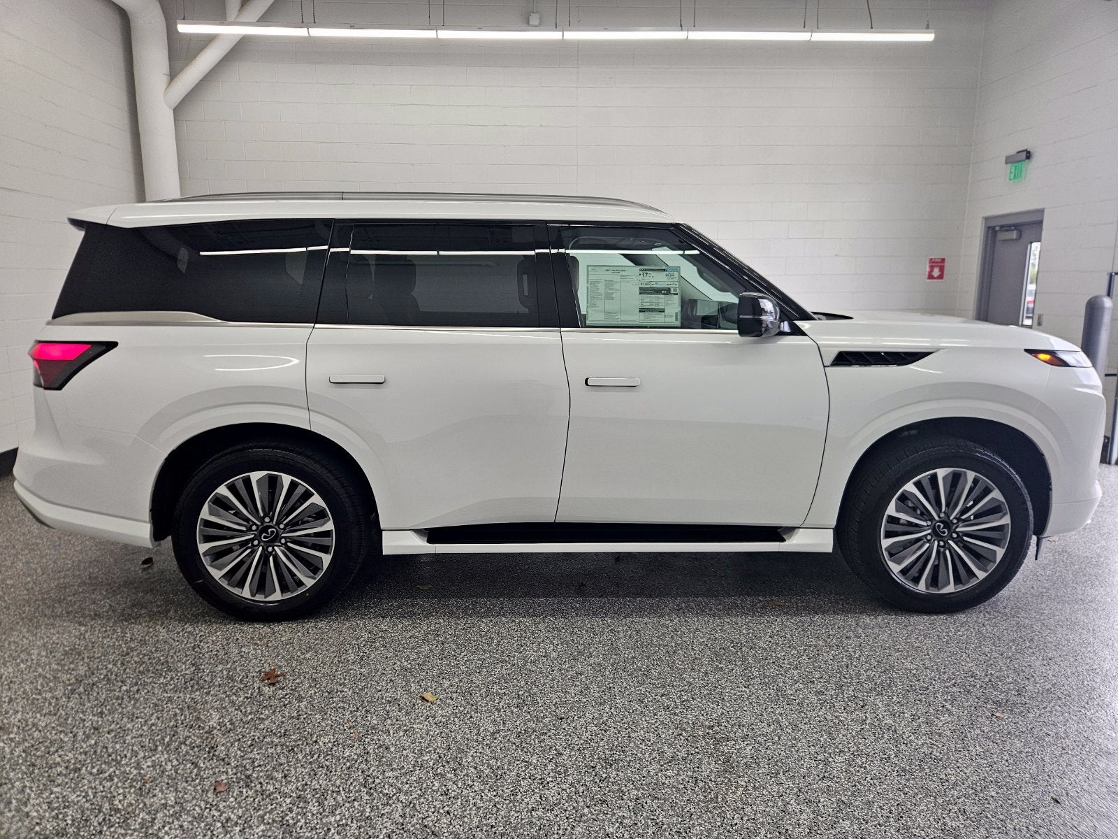 2027 INFINITI QX80 LUXE