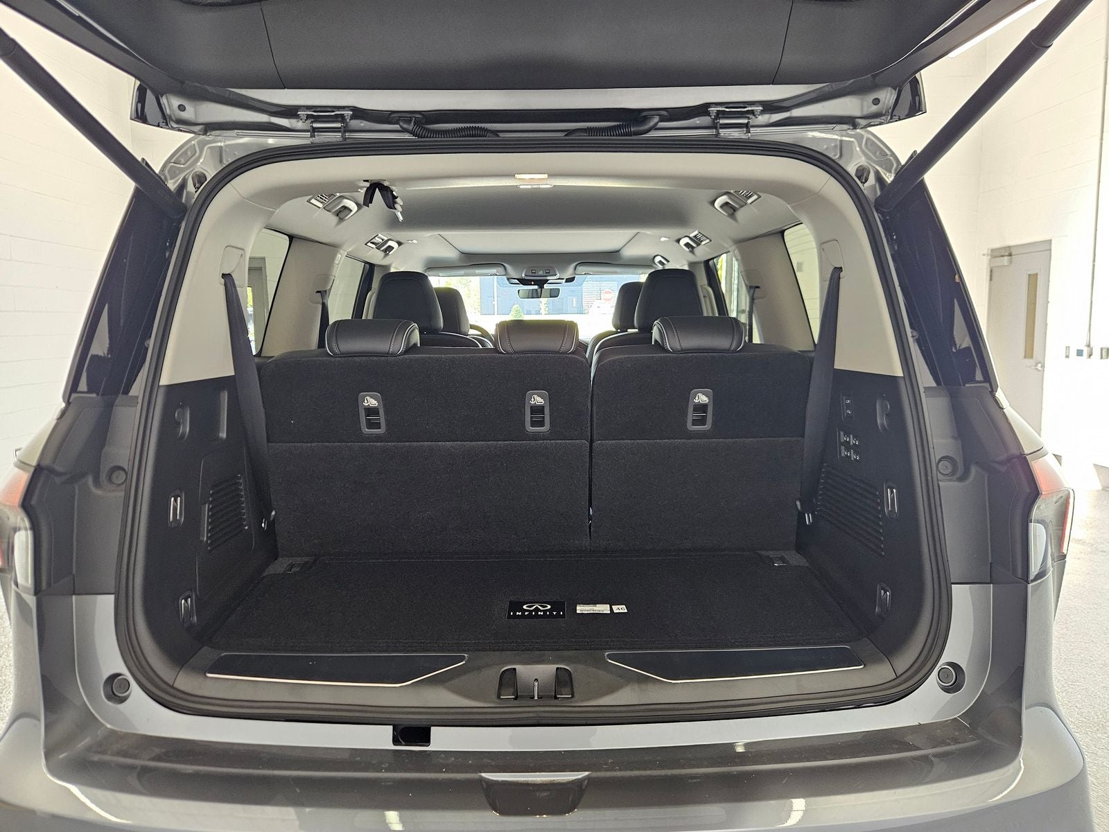 2027 INFINITI QX80 LUXE