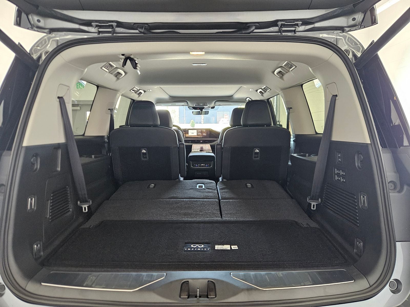 2027 INFINITI QX80 LUXE