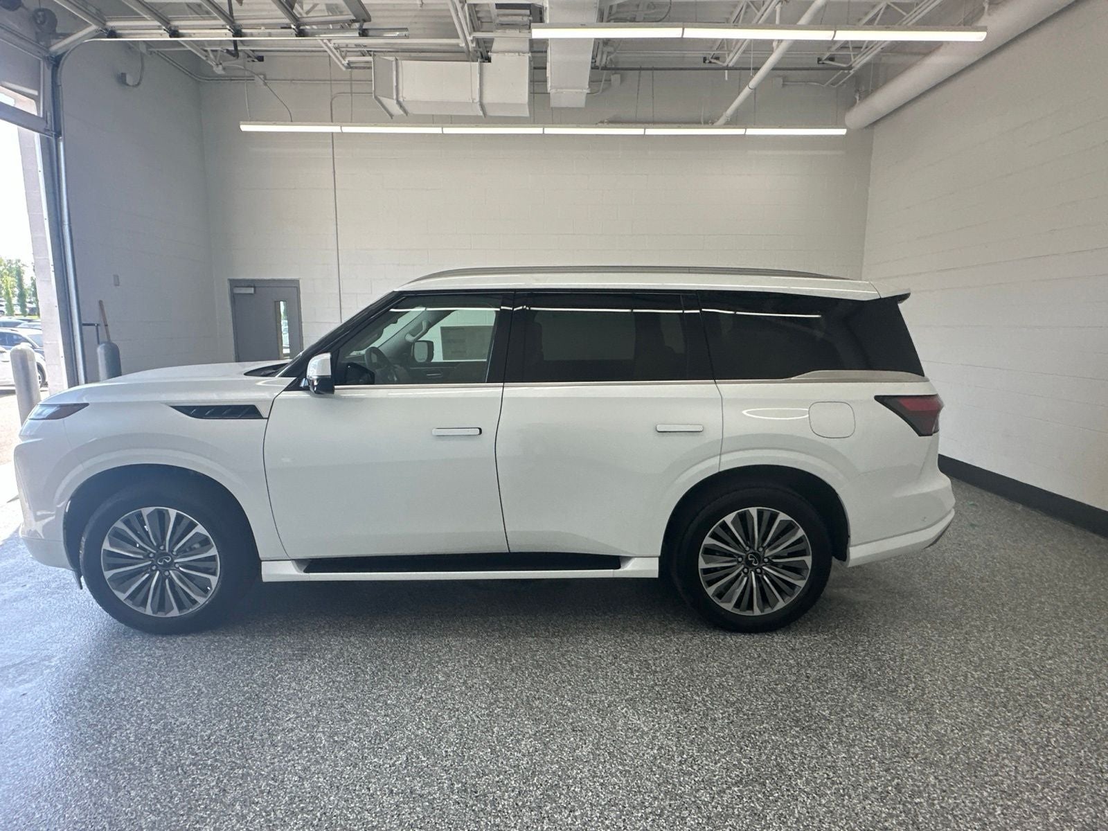 2027 INFINITI QX80 LUXE
