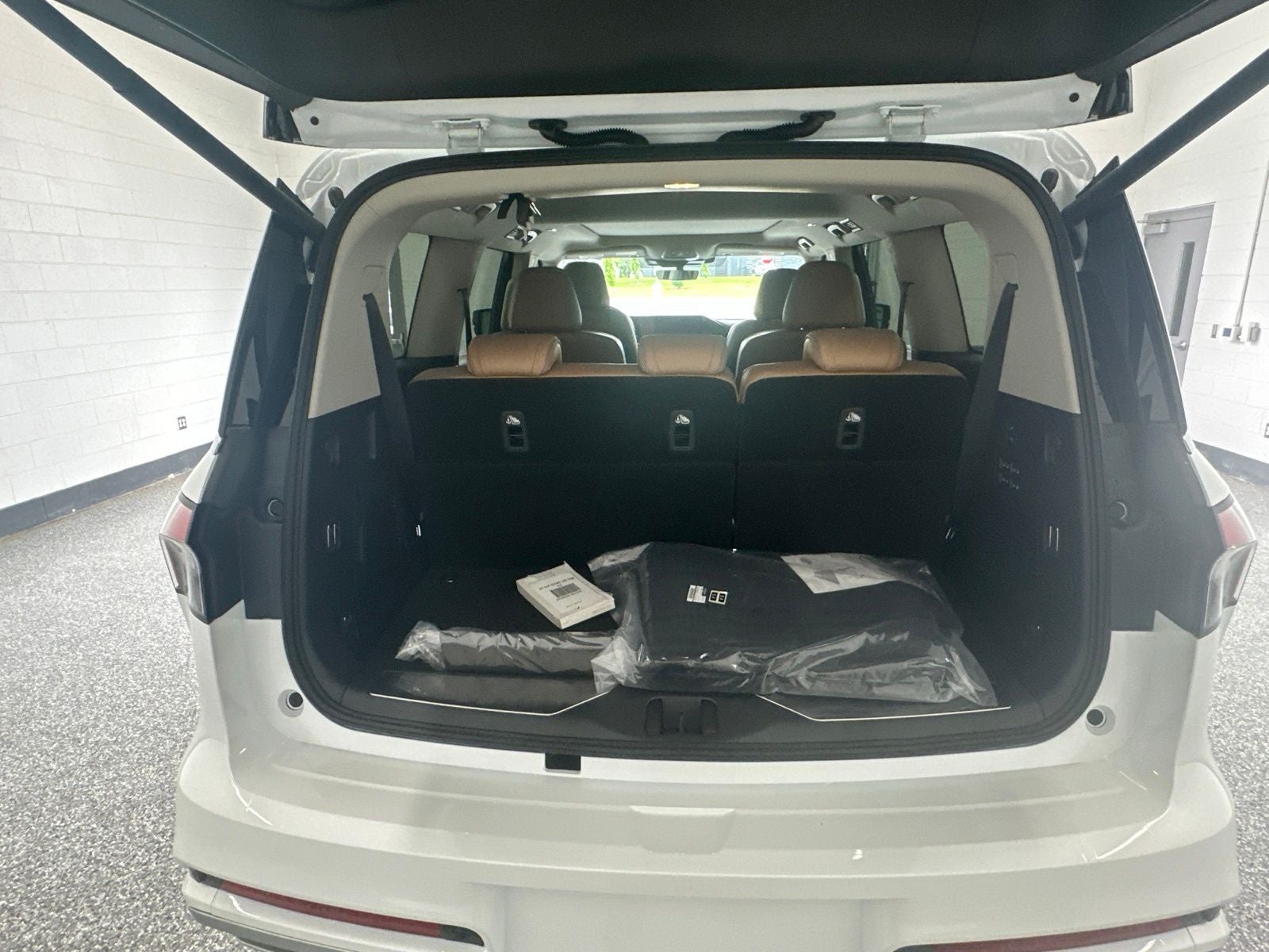 2027 INFINITI QX80 LUXE