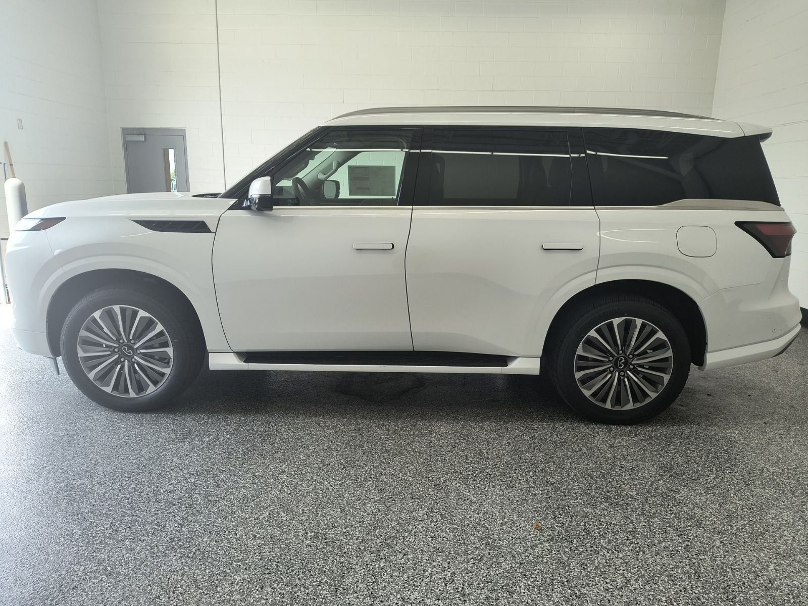 2027 INFINITI QX80 LUXE