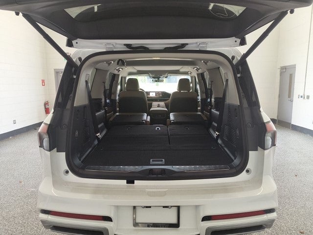 2027 INFINITI QX80 LUXE