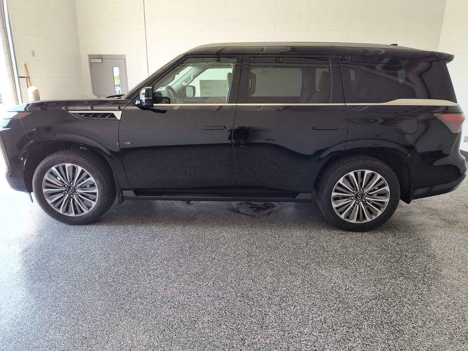 2027 INFINITI QX80 LUXE