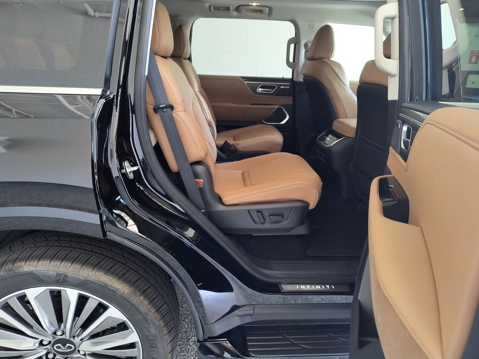 2027 INFINITI QX80 LUXE