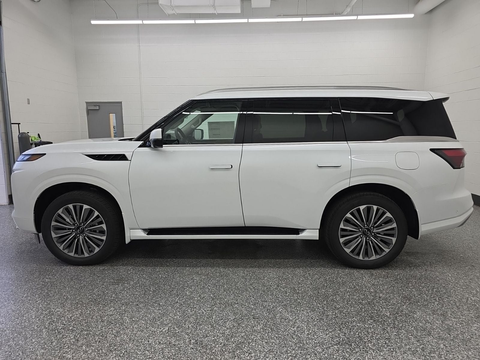 2026 INFINITI QX80 LUXE