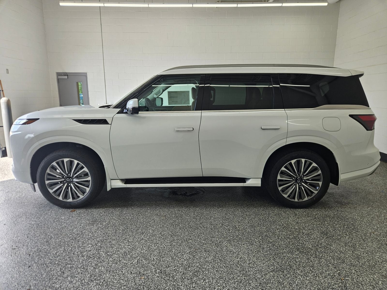 2027 INFINITI QX80 LUXE