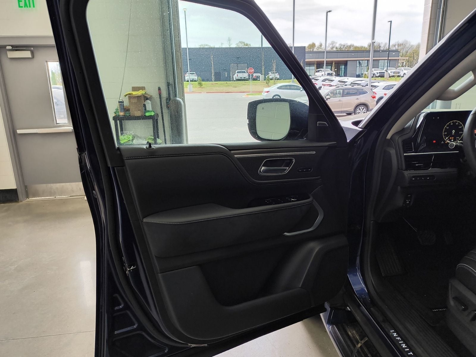 2025 INFINITI QX80 LUXE