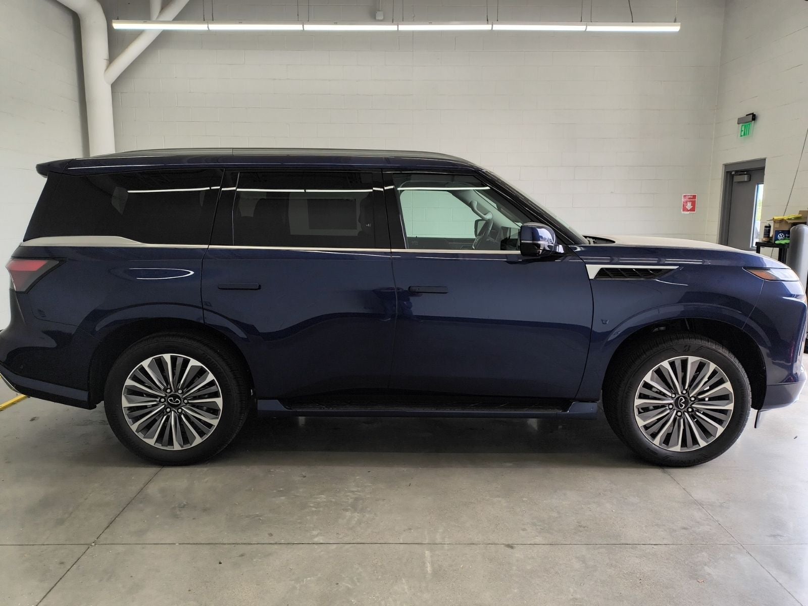 2025 INFINITI QX80 LUXE