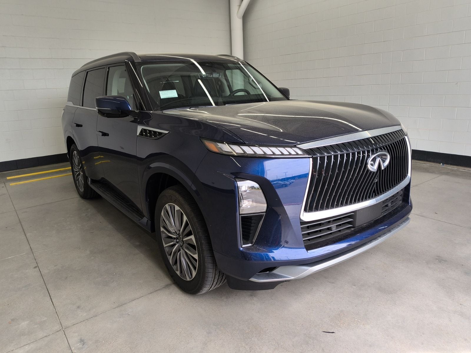 2025 INFINITI QX80 LUXE