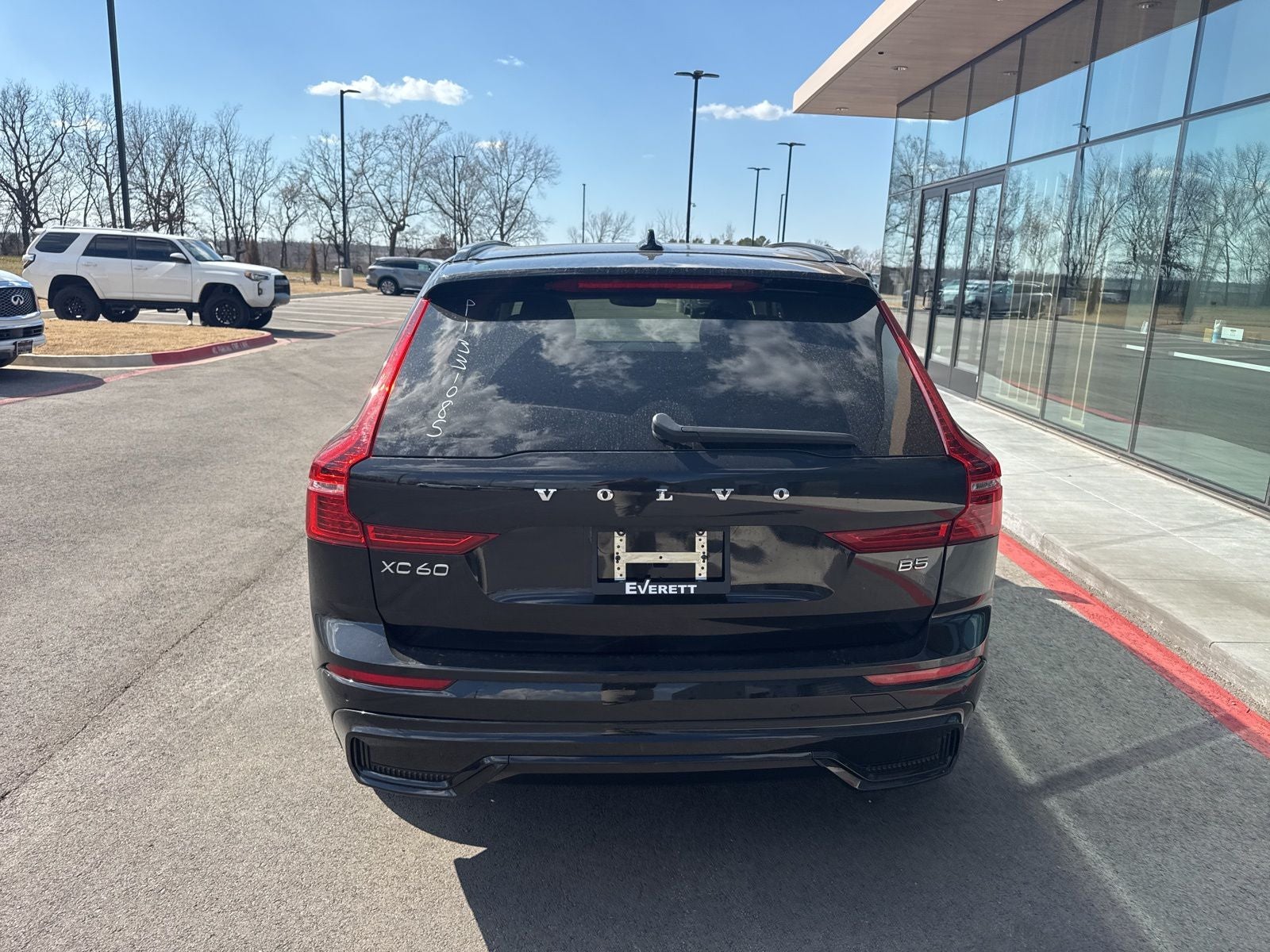 2023 Volvo XC60 B5 Plus Dark Theme