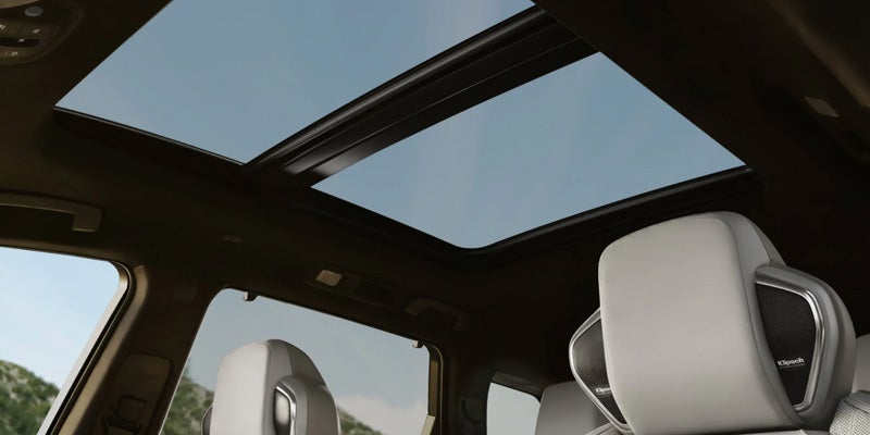 The technology available in the 2026 INFINITI QX60 such as a moonroof in Rogers, AR