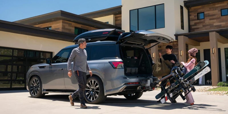 A family packing into the 2026 INFINITI QX80 in Rogers, AR